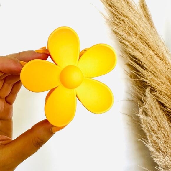 NEW FREE PEOPLE Golden Yellow Daisy Flower Claw Clip Hair Retro Oversized Updo - Picture 1 of 8